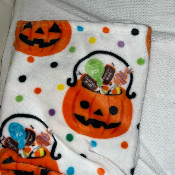 Pumpkin Full of Tootsie Candy -Oversized Plush Throw Blanket -60x70 in -White - Picture 3 of 7